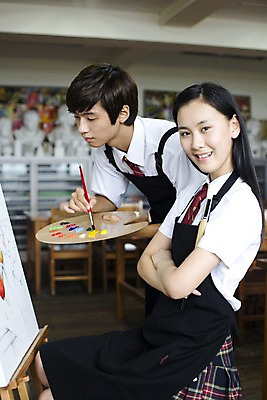 포토 JPG 학생 여학생 여자 교육 남자 교복 남학생 포즈 액자 학교 청소년 고등학생 수업 실내 고등학교 미술 미소 웃음 사람 동양인 손짓 상반신 두명 옆모습 치마 스쿨라이프 앞치마 물감 그림물감 한국인 붓 색칠 마루 그리기 팔레트 사물함 책상 이젤 그림 캔버스 도화지 미술교육 석고상 채색 미술실 체크스커트 십대만 국내포토 라이프스타일 옷 종이 뷰포인트 가구 모션 하의 문화예술 바닥 표정 인종 내부 미술도구 파일형식