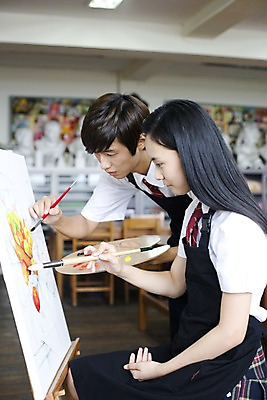 포토 JPG 학생 여학생 여자 교육 남자 교복 남학생 액자 의자 학교 청소년 고등학생 수업 실내 고등학교 미술 사람 동양인 손짓 상반신 두명 옆모습 치마 스쿨라이프 앞치마 물감 그림물감 한국인 붓 색칠 마루 그리기 팔레트 사물함 책상 이젤 그림 캔버스 도화지 미술교육 석고상 채색 미술실 정물화 체크스커트 십대만 국내포토 라이프스타일 옷 종이 뷰포인트 가구 모션 하의 문화예술 바닥 인종 내부 미술도구 파일형식