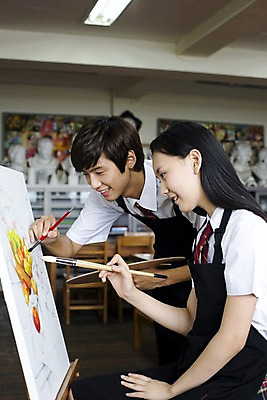 포토 JPG 학생 여학생 여자 교육 남자 교복 남학생 액자 의자 학교 청소년 고등학생 수업 실내 고등학교 미술 미소 웃음 사람 동양인 손짓 상반신 두명 옆모습 스쿨라이프 앞치마 물감 그림물감 한국인 붓 색칠 마루 그리기 팔레트 사물함 책상 이젤 그림 캔버스 도화지 미술교육 석고상 채색 미술실 정물화 십대만 국내포토 라이프스타일 옷 종이 뷰포인트 가구 모션 문화예술 바닥 표정 인종 내부 미술도구 파일형식