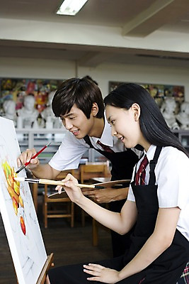 포토 JPG 학생 여학생 여자 교육 남자 교복 남학생 액자 의자 학교 청소년 고등학생 수업 실내 고등학교 미술 미소 웃음 사람 동양인 손짓 상반신 두명 옆모습 스쿨라이프 앞치마 한국인 붓 색칠 마루 그리기 팔레트 사물함 책상 이젤 그림 캔버스 도화지 미술교육 석고상 채색 미술실 정물화 십대만 국내포토 라이프스타일 옷 종이 뷰포인트 가구 모션 문화예술 바닥 표정 인종 내부 미술도구 파일형식