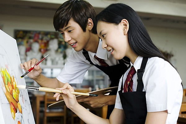 포토 JPG 학생 여학생 여자 교육 남자 교복 남학생 액자 의자 학교 청소년 고등학생 수업 실내 고등학교 미술 미소 웃음 사람 동양인 손짓 상반신 두명 옆모습 스쿨라이프 앞치마 물감 그림물감 한국인 붓 색칠 그리기 팔레트 사물함 이젤 그림 캔버스 도화지 미술교육 석고상 채색 미술실 정물화 십대만 국내포토 라이프스타일 옷 종이 뷰포인트 가구 모션 문화예술 표정 인종 내부 미술도구 파일형식