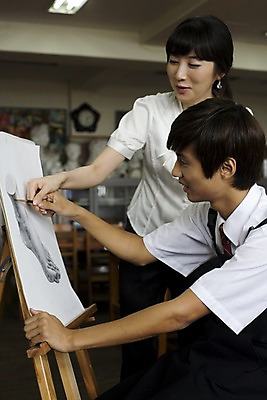 포토 JPG 학생 여자 교육 남자 교복 남학생 액자 의자 학교 청소년 고등학생 수업 실내 고등학교 미술 사람 손짓 상반신 성인 두명 옆모습 연필 스쿨라이프 교사 앞치마 한국인 마루 그리기 스케치 사물함 이젤 그림 캔버스 도화지 미술교육 석고상 미술실 4B연필 데생 미술선생님 국내포토 직업 라이프스타일 옷 종이 뷰포인트 가구 모션 문화예술 학용품 바닥 동양인 내부 필기구 미술도구 파일형식