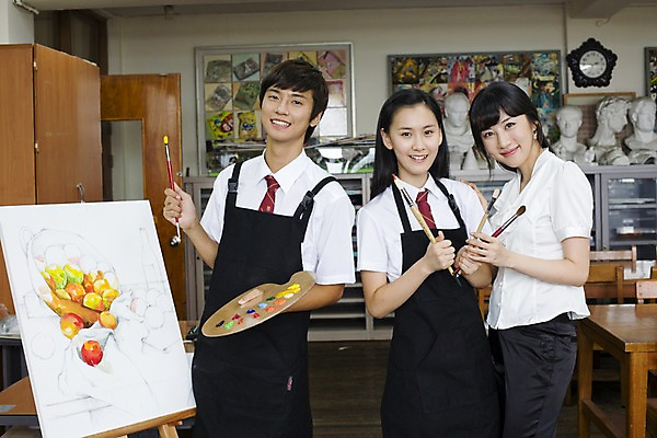 포토 JPG 학생 여학생 여자 교육 남자 교복 남학생 포즈 액자 교실 학교 청소년 고등학생 수업 실내 고등학교 미술 미소 웃음 사람 상반신 성인 세명 스쿨라이프 교사 앞치마 물감 그림물감 한국인 붓 색칠 마루 그리기 팔레트 사물함 책상 이젤 그림 캔버스 도화지 미술교육 석고상 채색 미술실 미술선생님 정물화 국내포토 직업 라이프스타일 옷 종이 가구 모션 문화예술 바닥 표정 동양인 내부 미술도구 파일형식