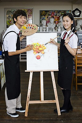 포토 JPG 전신 학생 여학생 여자 교육 남자 교복 남학생 포즈 액자 교실 학교 청소년 고등학생 수업 실내 고등학교 미술 미소 웃음 사람 동양인 두명 치마 스쿨라이프 앞치마 물감 그림물감 한국인 붓 색칠 마루 그리기 팔레트 사물함 책상 이젤 그림 캔버스 도화지 미술교육 석고상 채색 미술실 정물화 체크스커트 십대만 국내포토 라이프스타일 옷 종이 가구 모션 하의 문화예술 바닥 표정 인종 내부 미술도구 파일형식