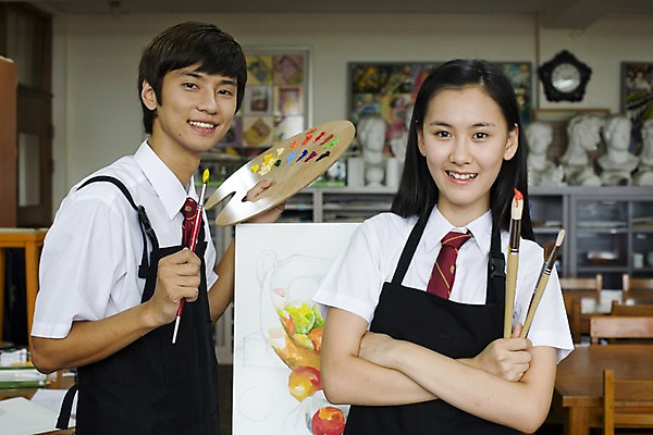 포토 JPG 학생 여학생 여자 교육 남자 교복 남학생 포즈 액자 교실 학교 청소년 고등학생 수업 실내 고등학교 미술 미소 웃음 사람 동양인 상반신 두명 스쿨라이프 앞치마 물감 그림물감 한국인 붓 색칠 그리기 팔레트 사물함 책상 이젤 그림 캔버스 도화지 미술교육 석고상 채색 미술실 정물화 십대만 국내포토 라이프스타일 옷 종이 가구 모션 문화예술 표정 인종 내부 미술도구 파일형식