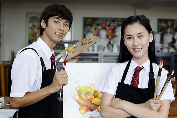 포토 JPG 학생 여학생 여자 교육 남자 교복 남학생 포즈 액자 학교 청소년 고등학생 수업 실내 고등학교 미술 미소 웃음 사람 동양인 상반신 두명 스쿨라이프 앞치마 물감 그림물감 한국인 붓 색칠 그리기 팔레트 사물함 책상 이젤 그림 캔버스 도화지 미술교육 석고상 채색 미술실 정물화 십대만 국내포토 라이프스타일 옷 종이 가구 모션 문화예술 표정 인종 내부 미술도구 파일형식