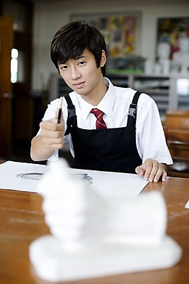 포토 JPG 학생 교육 남자 교복 남학생 액자 학교 청소년 고등학생 수업 실내 고등학교 미술 한명 사람 동양인 손짓 상반신 10대 연필 스쿨라이프 앞치마 한국인 그리기 스케치 사물함 책상 그림 캔버스 도화지 미술교육 석고상 미술실 4B연필 데생 남자만 남자한명만 십대만 십대남자만 십대남자한명만 국내포토 1 라이프스타일 옷 종이 가구 모션 문화예술 학용품 인종 내부 필기구 파일형식