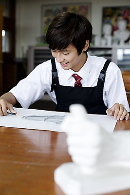 포토 JPG 학생 교육 남자 교복 남학생 액자 학교 청소년 고등학생 수업 실내 고등학교 미술 한명 미소 웃음 사람 동양인 손짓 상반신 10대 연필 스쿨라이프 앞치마 한국인 그리기 스케치 사물함 책상 그림 캔버스 도화지 미술교육 석고상 미술실 4B연필 데생 남자만 남자한명만 십대만 십대남자만 십대남자한명만 국내포토 1 라이프스타일 옷 종이 가구 모션 문화예술 학용품 표정 인종 내부 필기구 파일형식