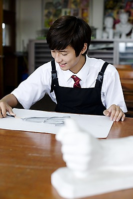 포토 JPG 학생 교육 남자 교복 남학생 액자 학교 청소년 고등학생 수업 실내 고등학교 미술 한명 미소 웃음 사람 동양인 손짓 상반신 10대 연필 스쿨라이프 앞치마 한국인 그리기 스케치 사물함 책상 그림 캔버스 도화지 미술교육 석고상 미술실 4B연필 데생 남자만 남자한명만 십대만 십대남자만 십대남자한명만 국내포토 1 라이프스타일 옷 종이 가구 모션 문화예술 학용품 표정 인종 내부 필기구 파일형식