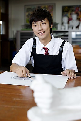 포토 JPG 학생 교육 남자 교복 남학생 액자 학교 청소년 고등학생 수업 실내 고등학교 미술 한명 미소 웃음 사람 동양인 손짓 상반신 10대 연필 스쿨라이프 앞치마 한국인 그리기 스케치 사물함 책상 그림 캔버스 도화지 미술교육 석고상 미술실 4B연필 데생 남자만 남자한명만 십대만 십대남자만 십대남자한명만 국내포토 1 라이프스타일 옷 종이 가구 모션 문화예술 학용품 표정 인종 내부 필기구 파일형식