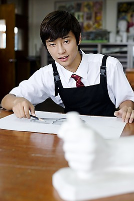 포토 JPG 학생 교육 남자 교복 남학생 액자 학교 청소년 고등학생 수업 실내 고등학교 미술 한명 사람 동양인 손짓 상반신 10대 연필 스쿨라이프 앞치마 한국인 그리기 스케치 사물함 책상 그림 캔버스 도화지 미술교육 석고상 미술실 4B연필 데생 남자만 남자한명만 십대만 십대남자만 십대남자한명만 국내포토 1 라이프스타일 옷 종이 가구 모션 문화예술 학용품 인종 내부 필기구 파일형식