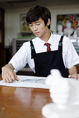 포토 JPG 학생 교육 남자 교복 남학생 액자 학교 청소년 고등학생 수업 실내 고등학교 미술 한명 사람 동양인 손짓 상반신 10대 연필 스쿨라이프 앞치마 한국인 그리기 스케치 사물함 책상 그림 캔버스 도화지 미술교육 석고상 미술실 4B연필 데생 남자만 남자한명만 십대만 십대남자만 십대남자한명만 국내포토 1 라이프스타일 옷 종이 가구 모션 문화예술 학용품 인종 내부 필기구 파일형식