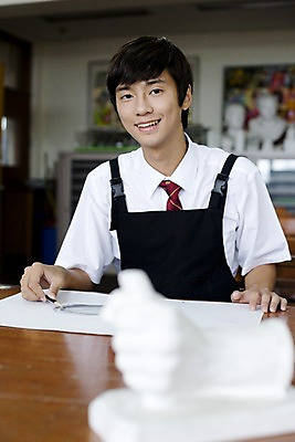 포토 JPG 학생 교육 남자 교복 남학생 액자 학교 청소년 고등학생 수업 실내 고등학교 미술 한명 미소 웃음 사람 동양인 상반신 10대 연필 스쿨라이프 앞치마 한국인 그리기 스케치 사물함 책상 그림 캔버스 도화지 미술교육 석고상 미술실 4B연필 데생 남자만 남자한명만 십대만 십대남자만 십대남자한명만 국내포토 1 라이프스타일 옷 종이 가구 모션 문화예술 학용품 표정 인종 내부 필기구 파일형식