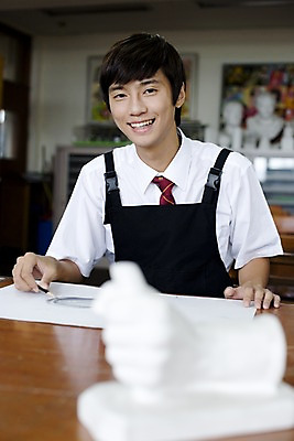 포토 JPG 학생 교육 남자 교복 남학생 액자 학교 청소년 고등학생 수업 실내 고등학교 미술 한명 미소 웃음 사람 동양인 손짓 상반신 10대 연필 스쿨라이프 앞치마 한국인 그리기 스케치 사물함 책상 그림 캔버스 도화지 미술교육 석고상 미술실 4B연필 데생 남자만 남자한명만 십대만 십대남자만 십대남자한명만 국내포토 1 라이프스타일 옷 종이 가구 모션 문화예술 학용품 표정 인종 내부 필기구 파일형식