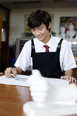 포토 JPG 학생 교육 남자 교복 남학생 액자 학교 청소년 고등학생 수업 실내 고등학교 미술 한명 미소 웃음 사람 동양인 손짓 상반신 10대 연필 스쿨라이프 앞치마 한국인 그리기 스케치 사물함 책상 그림 캔버스 도화지 미술교육 석고상 미술실 4B연필 데생 남자만 남자한명만 십대만 십대남자만 십대남자한명만 국내포토 1 라이프스타일 옷 종이 가구 모션 문화예술 학용품 표정 인종 내부 필기구 파일형식