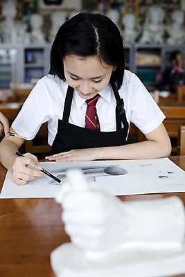포토 JPG 학생 여학생 여자 교육 교복 학교 청소년 고등학생 수업 실내 고등학교 미술 한명 미소 웃음 사람 동양인 손짓 상반신 10대 연필 스쿨라이프 앞치마 한국인 그리기 스케치 사물함 책상 그림 캔버스 도화지 미술교육 석고상 미술실 4B연필 데생 여자만 여자한명만 십대만 십대여자만 십대여자한명만 국내포토 1 라이프스타일 옷 종이 가구 모션 문화예술 학용품 표정 인종 내부 필기구 파일형식