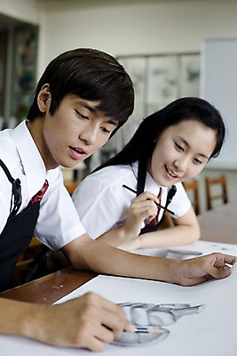 포토 JPG 학생 여학생 여자 교육 남자 교복 남학생 액자 학교 청소년 고등학생 수업 실내 고등학교 미술 사람 동양인 손짓 상반신 두명 연필 스쿨라이프 앞치마 한국인 그리기 스케치 책상 그림 캔버스 도화지 미술교육 미술실 4B연필 데생 십대만 국내포토 라이프스타일 옷 종이 가구 모션 문화예술 학용품 인종 내부 필기구 파일형식