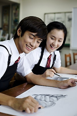 포토 JPG 학생 여학생 여자 교육 남자 교복 남학생 액자 학교 청소년 고등학생 수업 실내 고등학교 미술 미소 웃음 사람 동양인 손짓 상반신 두명 연필 스쿨라이프 앞치마 한국인 그리기 스케치 책상 그림 캔버스 도화지 미술교육 미술실 4B연필 데생 십대만 국내포토 라이프스타일 옷 종이 가구 모션 문화예술 학용품 표정 인종 내부 필기구 파일형식