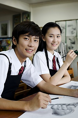 포토 JPG 학생 여학생 여자 교육 남자 교복 남학생 포즈 액자 학교 청소년 고등학생 수업 실내 고등학교 미술 사람 동양인 상반신 두명 연필 스쿨라이프 앞치마 한국인 그리기 스케치 책상 그림 캔버스 도화지 미술교육 미술실 4B연필 데생 십대만 국내포토 라이프스타일 옷 종이 가구 모션 문화예술 학용품 인종 내부 필기구 파일형식