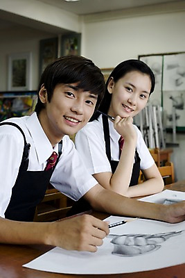 포토 JPG 학생 여학생 여자 교육 남자 교복 남학생 포즈 액자 학교 청소년 고등학생 수업 실내 고등학교 미술 미소 웃음 사람 동양인 상반신 두명 연필 스쿨라이프 앞치마 한국인 그리기 스케치 책상 그림 캔버스 도화지 미술교육 미술실 4B연필 데생 십대만 국내포토 라이프스타일 옷 종이 가구 모션 문화예술 학용품 표정 인종 내부 필기구 파일형식