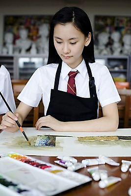 포토 JPG 학생 여학생 여자 교육 교복 액자 학교 청소년 고등학생 수업 실내 고등학교 미술 한명 사람 동양인 손짓 상반신 10대 스쿨라이프 앞치마 물감 그림물감 한국인 붓 색칠 그리기 팔레트 사물함 책상 그림 캔버스 도화지 미술교육 석고상 채색 미술실 여자만 여자한명만 십대만 십대여자만 십대여자한명만 국내포토 1 라이프스타일 옷 종이 가구 모션 문화예술 인종 내부 미술도구 파일형식