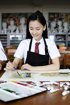포토 JPG 학생 여학생 여자 교육 교복 액자 학교 청소년 고등학생 수업 실내 고등학교 미술 한명 미소 웃음 사람 동양인 손짓 상반신 10대 스쿨라이프 앞치마 물감 그림물감 한국인 붓 색칠 그리기 팔레트 사물함 책상 그림 캔버스 도화지 미술교육 석고상 채색 미술실 여자만 여자한명만 십대만 십대여자만 십대여자한명만 국내포토 1 라이프스타일 옷 종이 가구 모션 문화예술 표정 인종 내부 미술도구 파일형식