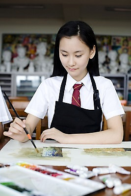 포토 JPG 학생 여학생 여자 교육 교복 액자 학교 청소년 고등학생 수업 실내 고등학교 미술 한명 미소 웃음 사람 동양인 손짓 상반신 10대 스쿨라이프 앞치마 물감 그림물감 한국인 붓 색칠 그리기 팔레트 사물함 책상 그림 캔버스 도화지 미술교육 석고상 채색 미술실 여자만 여자한명만 십대만 십대여자만 십대여자한명만 국내포토 1 라이프스타일 옷 종이 가구 모션 문화예술 표정 인종 내부 미술도구 파일형식
