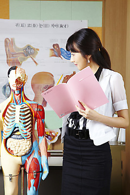 포토 JPG 여자 교육 신체 학교 인체모형 수업 교재 알림판 실내 한명 사람 동양인 상반신 20대 성인 옆모습 책 스쿨라이프 교사 한국인 가르침 과학교육 과학실 여자만 여자한명만 성인여자만 청년만 청년여자만 성인한명만 청년여자한명만 성인여자한명만 성인만 국내포토 직업 1 라이프스타일 뷰포인트 과학 인종 청년 내부 모형 파일형식