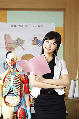 포토 JPG 여자 교육 포즈 신체 학교 인체모형 수업 교재 알림판 실내 한명 미소 웃음 사람 동양인 상반신 20대 성인 책 스쿨라이프 교사 한국인 가르침 과학교육 과학실 여자만 여자한명만 성인여자만 청년만 청년여자만 성인한명만 청년여자한명만 성인여자한명만 성인만 국내포토 직업 1 라이프스타일 과학 표정 인종 청년 내부 모형 파일형식