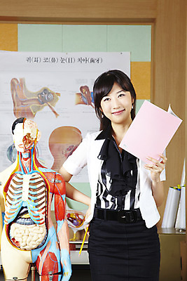 포토 JPG 여자 교육 포즈 신체 학교 인체모형 수업 교재 알림판 실내 한명 미소 웃음 사람 동양인 상반신 20대 성인 책 스쿨라이프 교사 한국인 가르침 과학교육 과학실 여자만 여자한명만 성인여자만 청년만 청년여자만 성인한명만 청년여자한명만 성인여자한명만 성인만 국내포토 직업 1 라이프스타일 과학 표정 인종 청년 내부 모형 파일형식