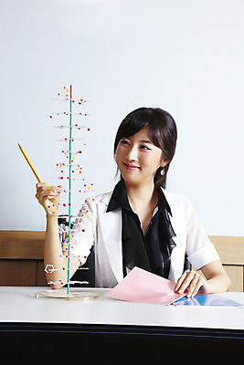 포토 JPG 여자 교육 학교 수업 교재 실내 한명 미소 웃음 사람 동양인 상반신 20대 성인 책 필기구 연필 스쿨라이프 모형 교사 한국인 가르침 DNA 책상 화이트보드 염색체 과학교육 과학실 염색체구조 염색체모형 여자만 여자한명만 성인여자만 청년만 청년여자만 성인한명만 청년여자한명만 성인여자한명만 성인만 국내포토 직업 1 라이프스타일 과학 가구 문구용품 학용품 표정 인종 청년 내부 생명공학 파일형식