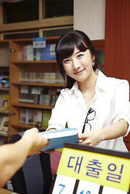 포토 JPG 여자 교육 안경 학교 탁자 수업 알림판 실내 한명 미소 웃음 사람 동양인 상반신 20대 성인 책 필기구 연필 스쿨라이프 교사 한국인 도서관 여자만 여자한명만 성인여자만 청년만 청년여자만 성인한명만 청년여자한명만 성인여자한명만 성인만 국내포토 직업 1 라이프스타일 잡화 가구 문구용품 학용품 표정 인종 청년 내부 파일형식