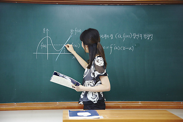 포토 JPG 문자 여자 교육 교실 학교 수업 그래프 교재 실내 한명 사람 동양인 상반신 20대 성인 옆모습 책 스쿨라이프 교사 칠판 한국인 수학 가르침 복도 분필 수학교육 교탁 여자만 여자한명만 성인여자만 청년만 청년여자만 성인한명만 청년여자한명만 성인여자한명만 성인만 국내포토 직업 1 라이프스타일 뷰포인트 교과목 인종 청년 내부 초크 파일형식