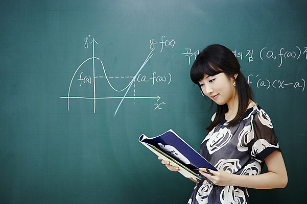 포토 JPG 문자 여자 교육 교실 학교 수업 그래프 교재 실내 한명 사람 동양인 상반신 20대 성인 책 스쿨라이프 교사 칠판 한국인 수학 가르침 복도 분필 수학교육 교탁 여자만 여자한명만 성인여자만 청년만 청년여자만 성인한명만 청년여자한명만 성인여자한명만 성인만 국내포토 직업 1 라이프스타일 교과목 인종 청년 내부 초크 파일형식