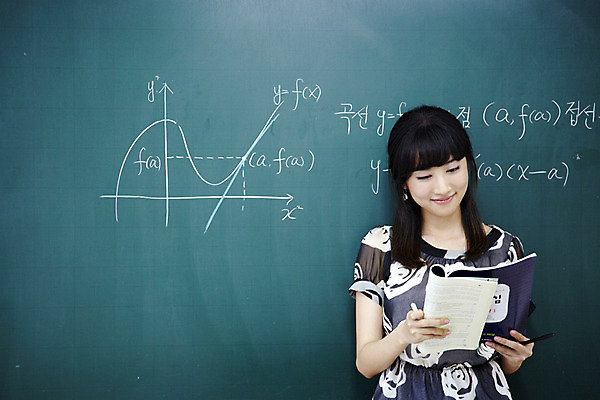 포토 JPG 문자 여자 교육 교실 학교 수업 그래프 교재 실내 한명 미소 웃음 사람 동양인 상반신 20대 성인 책 스쿨라이프 교사 칠판 한국인 수학 가르침 복도 분필 수학교육 교탁 여자만 여자한명만 성인여자만 청년만 청년여자만 성인한명만 청년여자한명만 성인여자한명만 성인만 국내포토 직업 1 라이프스타일 교과목 표정 인종 청년 내부 초크 파일형식