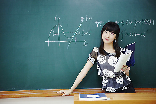 포토 JPG 문자 여자 교육 교실 학교 수업 그래프 교재 실내 한명 미소 웃음 사람 동양인 상반신 20대 성인 책 스쿨라이프 교사 칠판 한국인 수학 가르침 복도 분필 수학교육 교탁 여자만 여자한명만 성인여자만 청년만 청년여자만 성인한명만 청년여자한명만 성인여자한명만 성인만 국내포토 직업 1 라이프스타일 교과목 표정 인종 청년 내부 초크 파일형식