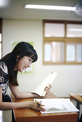 포토 JPG 여자 교육 교실 학교 수업 교재 실내 한명 미소 웃음 사람 동양인 상반신 20대 성인 책 필기구 펜 스쿨라이프 교사 한국인 가르침 복도 형광등 교탁 여자만 여자한명만 성인여자만 청년만 청년여자만 성인한명만 청년여자한명만 성인여자한명만 성인만 국내포토 직업 1 라이프스타일 문구용품 전등 표정 인종 청년 내부 파일형식