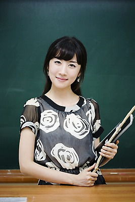 포토 JPG 여자 교육 포즈 교실 학교 수업 실내 한명 미소 웃음 사람 동양인 상반신 20대 성인 스쿨라이프 교사 칠판 한국인 가르침 복도 교탁 출석부 회초리 여자만 여자한명만 성인여자만 청년만 청년여자만 성인한명만 청년여자한명만 성인여자한명만 성인만 국내포토 직업 1 라이프스타일 표정 인종 청년 내부 매_체벌 파일형식 출석