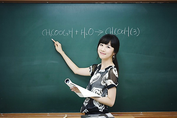 포토 JPG 문자 여자 교육 교실 학교 수업 교재 실내 한명 사람 동양인 상반신 20대 성인 옆모습 책 스쿨라이프 교사 칠판 한국인 가르침 복도 화학 분필 과학교육 원소기호 화학식 여자만 여자한명만 성인여자만 청년만 청년여자만 성인한명만 청년여자한명만 성인여자한명만 성인만 국내포토 직업 1 라이프스타일 기호 뷰포인트 과학 인종 청년 내부 초크 공식 파일형식