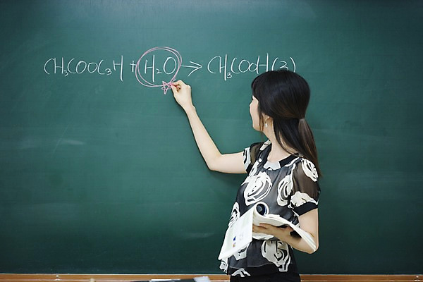 포토 JPG 문자 여자 교육 교실 학교 수업 교재 실내 한명 사람 동양인 상반신 20대 성인 옆모습 책 스쿨라이프 교사 칠판 한국인 가르침 복도 화학 분필 과학교육 원소기호 화학식 여자만 여자한명만 성인여자만 청년만 청년여자만 성인한명만 청년여자한명만 성인여자한명만 성인만 국내포토 직업 1 라이프스타일 기호 뷰포인트 과학 인종 청년 내부 초크 공식 파일형식