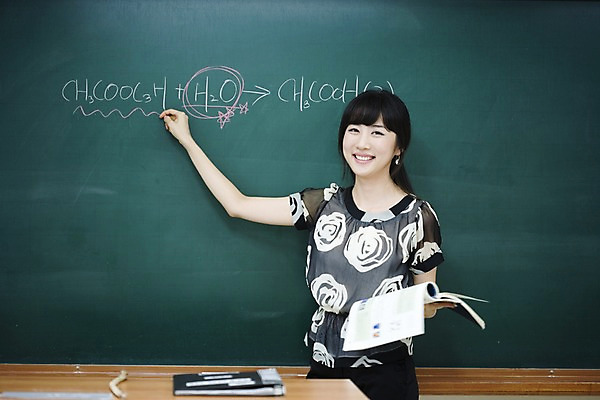 포토 JPG 문자 여자 교육 교실 학교 수업 교재 실내 한명 미소 웃음 사람 동양인 상반신 20대 성인 책 스쿨라이프 교사 칠판 한국인 가르침 복도 화학 분필 과학교육 교탁 원소기호 화학식 여자만 여자한명만 성인여자만 청년만 청년여자만 성인한명만 청년여자한명만 성인여자한명만 성인만 국내포토 직업 1 라이프스타일 기호 과학 표정 인종 청년 내부 초크 공식 파일형식
