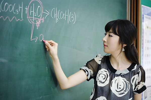 포토 JPG 문자 여자 교육 교실 학교 수업 실내 한명 사람 동양인 상반신 20대 성인 옆모습 스쿨라이프 교사 칠판 한국인 가르침 복도 화학 분필 과학교육 원소기호 화학식 여자만 여자한명만 성인여자만 청년만 청년여자만 성인한명만 청년여자한명만 성인여자한명만 성인만 국내포토 직업 1 라이프스타일 기호 뷰포인트 과학 인종 청년 내부 초크 공식 파일형식