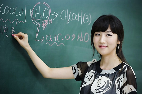 포토 JPG 문자 여자 교육 교실 학교 수업 실내 한명 미소 웃음 사람 동양인 상반신 20대 성인 스쿨라이프 교사 칠판 한국인 가르침 복도 화학 분필 과학교육 원소기호 화학식 여자만 여자한명만 성인여자만 청년만 청년여자만 성인한명만 청년여자한명만 성인여자한명만 성인만 국내포토 직업 1 라이프스타일 기호 과학 표정 인종 청년 내부 초크 공식 파일형식