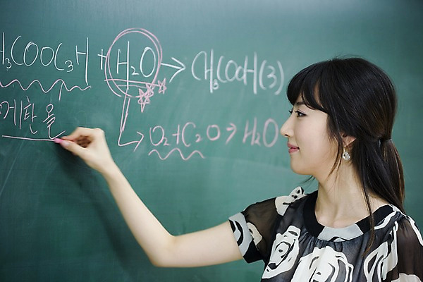 포토 JPG 문자 여자 교육 교실 학교 수업 실내 한명 사람 동양인 상반신 20대 성인 옆모습 스쿨라이프 교사 칠판 한국인 가르침 복도 화학 분필 과학교육 원소기호 화학식 여자만 여자한명만 성인여자만 청년만 청년여자만 성인한명만 청년여자한명만 성인여자한명만 성인만 국내포토 직업 1 라이프스타일 기호 뷰포인트 과학 인종 청년 내부 초크 공식 파일형식
