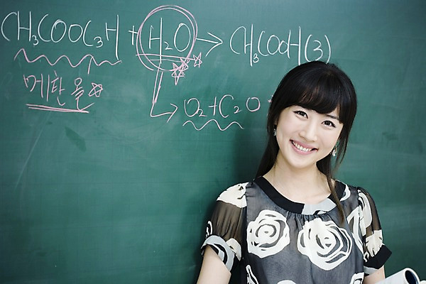 포토 JPG 문자 여자 교육 교실 학교 수업 실내 한명 미소 웃음 사람 동양인 상반신 20대 성인 스쿨라이프 교사 칠판 한국인 가르침 복도 화학 과학교육 원소기호 화학식 여자만 여자한명만 성인여자만 청년만 청년여자만 성인한명만 청년여자한명만 성인여자한명만 성인만 국내포토 직업 1 라이프스타일 기호 과학 표정 인종 청년 내부 공식 파일형식