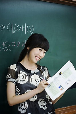 포토 JPG 문자 여자 교육 교실 학교 수업 교재 실내 한명 미소 웃음 사람 동양인 상반신 20대 성인 책 스쿨라이프 교사 칠판 한국인 가르침 복도 화학 분필 과학교육 원소기호 화학식 여자만 여자한명만 성인여자만 청년만 청년여자만 성인한명만 청년여자한명만 성인여자한명만 성인만 국내포토 직업 1 라이프스타일 기호 과학 표정 인종 청년 내부 초크 공식 파일형식