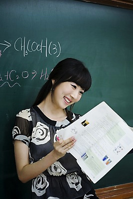 포토 JPG 문자 여자 교육 교실 학교 수업 교재 실내 한명 미소 웃음 사람 동양인 상반신 20대 성인 책 스쿨라이프 교사 칠판 한국인 가르침 복도 화학 분필 과학교육 원소기호 화학식 여자만 여자한명만 성인여자만 청년만 청년여자만 성인한명만 청년여자한명만 성인여자한명만 성인만 국내포토 직업 1 라이프스타일 기호 과학 표정 인종 청년 내부 초크 공식 파일형식