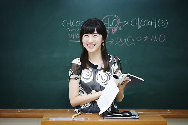 포토 JPG 문자 여자 교육 교실 학교 수업 교재 실내 한명 미소 웃음 사람 동양인 상반신 20대 성인 책 스쿨라이프 교사 칠판 한국인 가르침 복도 화학 과학교육 교탁 원소기호 화학식 여자만 여자한명만 성인여자만 청년만 청년여자만 성인한명만 청년여자한명만 성인여자한명만 성인만 국내포토 직업 1 라이프스타일 기호 과학 표정 인종 청년 내부 공식 파일형식