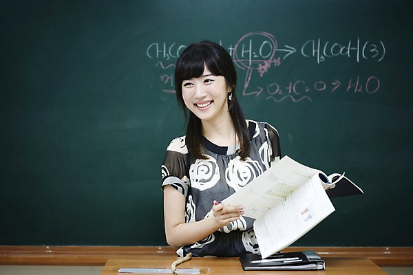 포토 JPG 문자 여자 교육 교실 학교 수업 교재 실내 한명 미소 웃음 사람 동양인 상반신 20대 성인 책 스쿨라이프 교사 칠판 한국인 가르침 복도 화학 분필 과학교육 교탁 원소기호 화학식 여자만 여자한명만 성인여자만 청년만 청년여자만 성인한명만 청년여자한명만 성인여자한명만 성인만 국내포토 직업 1 라이프스타일 기호 과학 표정 인종 청년 내부 초크 공식 파일형식