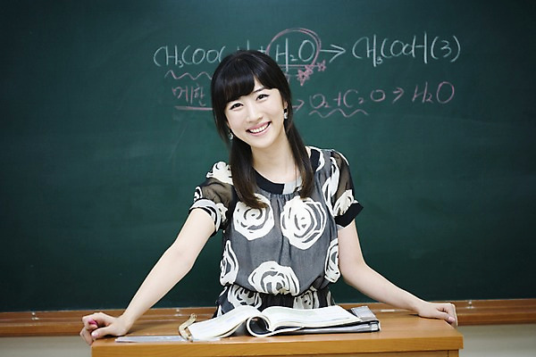 포토 JPG 문자 여자 교육 교실 학교 수업 교재 실내 한명 미소 웃음 사람 동양인 상반신 20대 성인 책 스쿨라이프 교사 칠판 한국인 가르침 복도 화학 분필 과학교육 교탁 원소기호 화학식 여자만 여자한명만 성인여자만 청년만 청년여자만 성인한명만 청년여자한명만 성인여자한명만 성인만 국내포토 직업 1 라이프스타일 기호 과학 표정 인종 청년 내부 초크 공식 파일형식